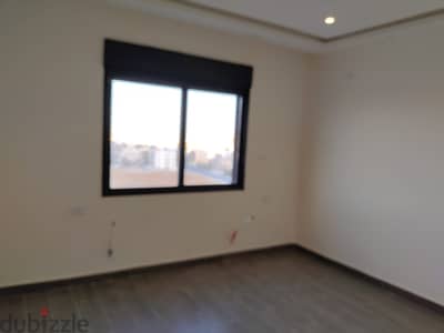 شقة ارضية مساحتها (150) متر مربع للبيع في شفا بدران _ الكوم 8